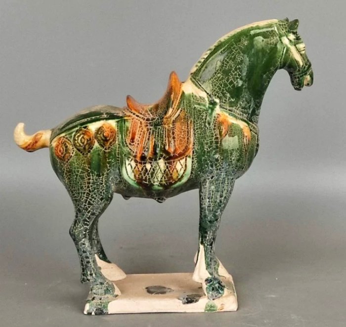 Figura - Gyönyörű terrakotta ló a Tang-dinasztia stílusában 1950 körül - Ázsia  (Nincs minimálár)
