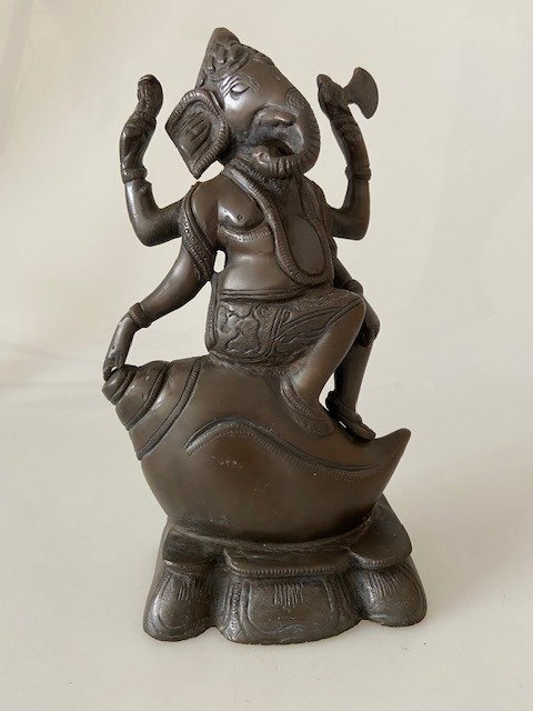 Statue, Ganesha sitting on a large conch shell - 22.5 cm - Bronze