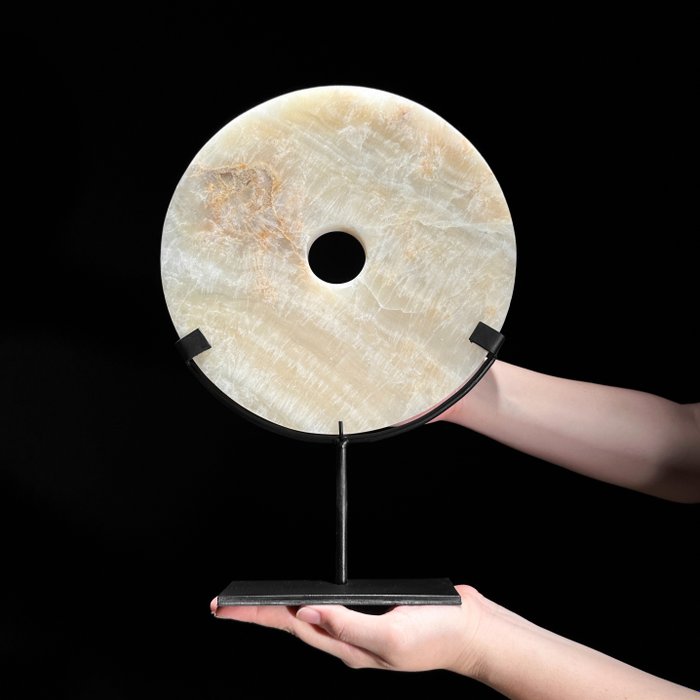 Decorative ornament - Beautiful Onyx Disc on a metal stand - Indonesia