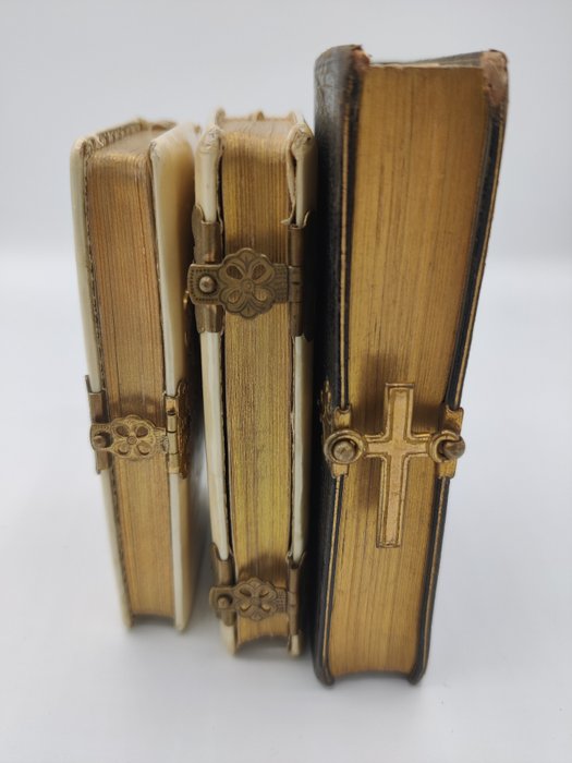 Religiöse und spirituelle Objekte - Lot von 3 alten Messbüchern mit Verschlüssen (3) - Legierung, Papier, Perlmutt - 19./20