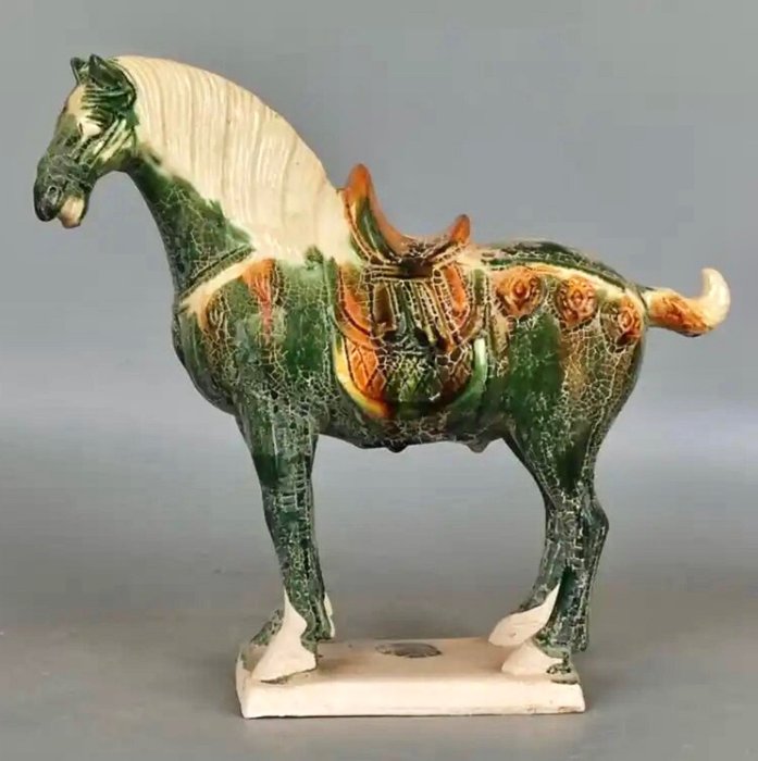 Figur - Vacker terrakottahäst i stil med Tangdynastin runt 1950 - Asien  (Utan reservationspris)