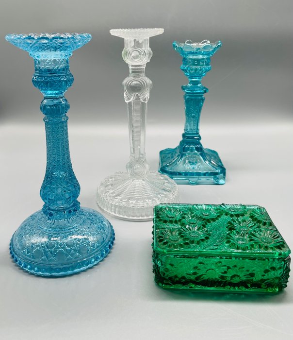 Kandelaar - (4) - Antieke kandelaars en sieradendoos van geperst glas