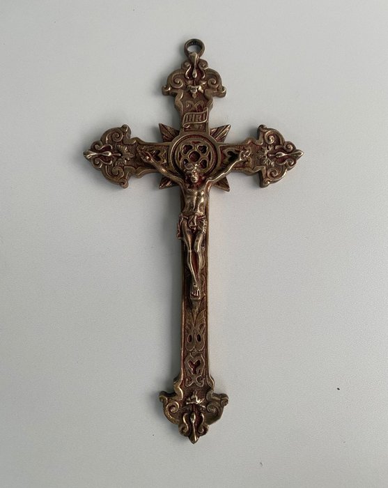 (十字架状)耶稣受难像 - 黄铜色, 佩戴在胸前的青铜十字架 - 20世纪初