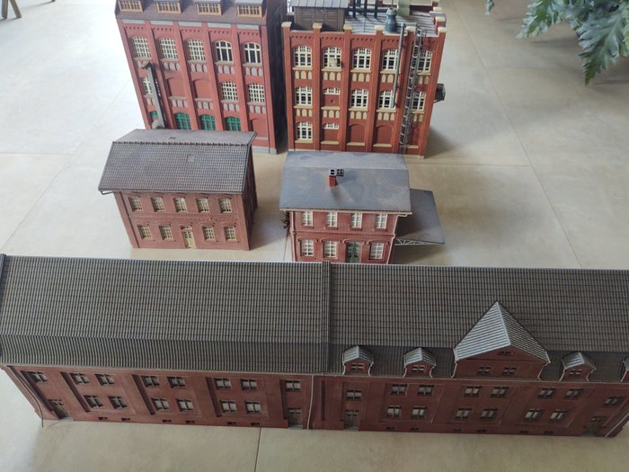 Kibri, Auhagen H0 - 模型火車建築 (5) - 五棟工業建築，包含 1 個背景模型
