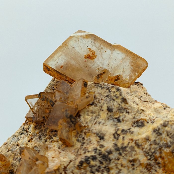 Über 50 transparente WEISSE BARIT-Kristalle, SELTENE Herkunft Kristalle auf Muttergestein - Höhe: 80 mm - Breite: 71 mm- 100.78 g - (1)