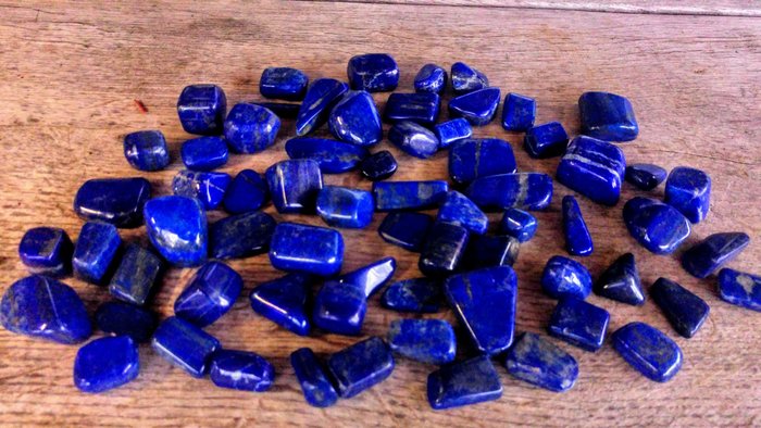 Blaue Lapislazuli-Nuggets getrommelt - Höhe: 3 cm - Breite: 2 cm- 1001 g