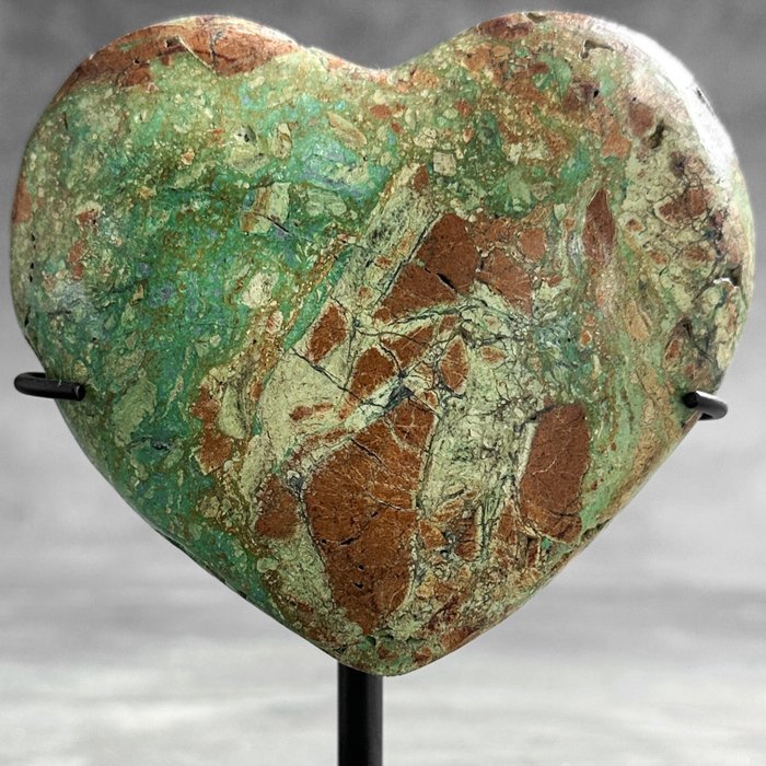 KEIN MINDESTPREIS – Wundervoller grüner Smithsonit Herzförmig auf einem maßgefertigten Ständer - Höhe: 13 cm - Breite: 10 cm- 900 g - (1)