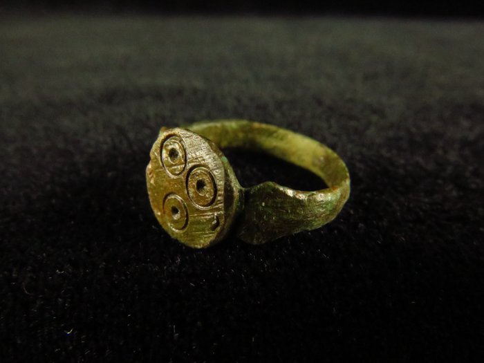 Anglo Saxon Bronze Seal Ring with Point-circle decorations - 14 mm  (No Reserve Price)