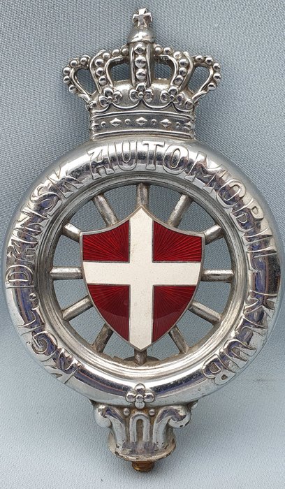 Jelvény - Geëmailleerde Grille Badge, "Kongelig Dansk Automobil Klub" - Dánia - 20. század közepe (2. világháború)