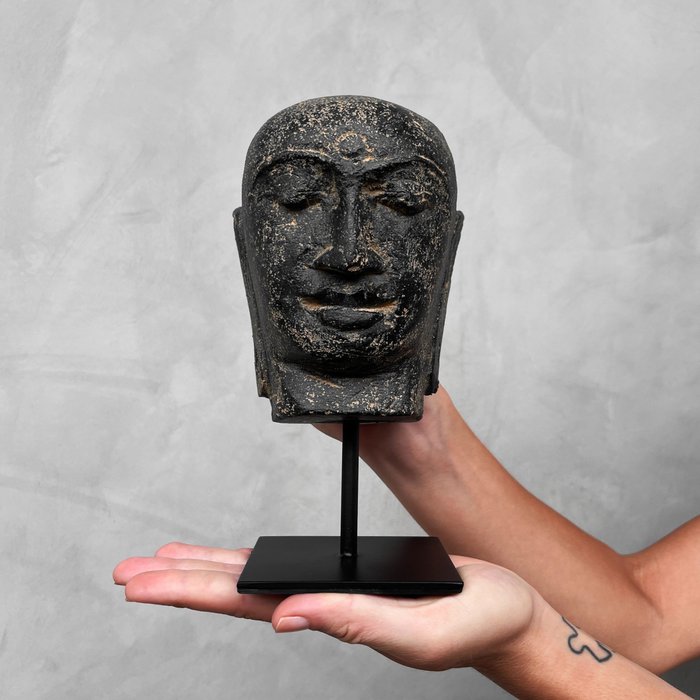 Szobor, NO RESERVE PRICE - Javanese Budha Head on a custom stand - 20 cm - Lávakő - 2024
