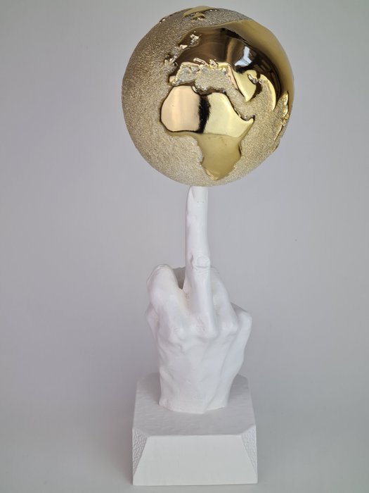 Santicri (1992) - sculptuur, Fucking world - 37 cm - hars en marmerstof - 2020