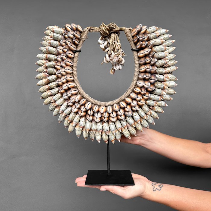 装饰饰品 - 无底价 - SN3 - 定制支架上的装饰贝壳项链 - 贝壳和天然纤维 - 印度尼西亚