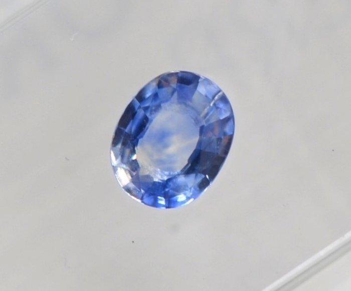 蓝色 蓝宝石 - 0.66 ct