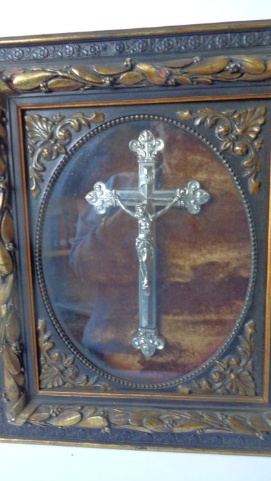 Kors (1) - Antik - forskellige materialer, herunder aluminium, træ, gips, fløjl - 1850-1900