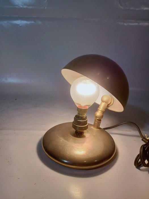 Bordlampe - messinglampe med lysformørkelsessystem