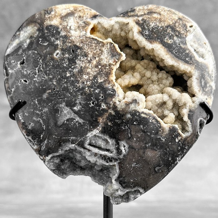KEIN MINDESTPREIS – Atemberaubender gelber Kristall Herzförmig auf einem maßgefertigten Ständer - Höhe: 19 cm - Breite: 13 cm- 1700 g - (1)