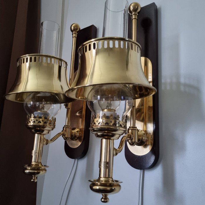 壁燈 (2) - 1865年巴塞隆納火車車廂燈 - 銅，黃銅。橡木。玻璃