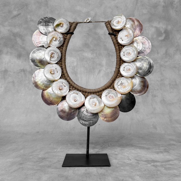 Dekoratív dísz (1) - NO RESERVE PRICE - SN5 - Decorative shell necklace on a custom stand - Iatmul-style Kagylók és természetes szálak - Indonézia