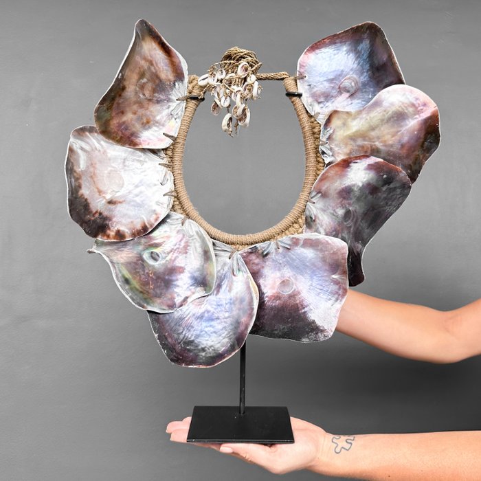 Adorno decorativo (1) - - NO RESERVE PRICE - SN10 - Decorative Shell Necklace on a custom stand - Conchas de perlas iridiscentes y fibras naturales. - Indonesia