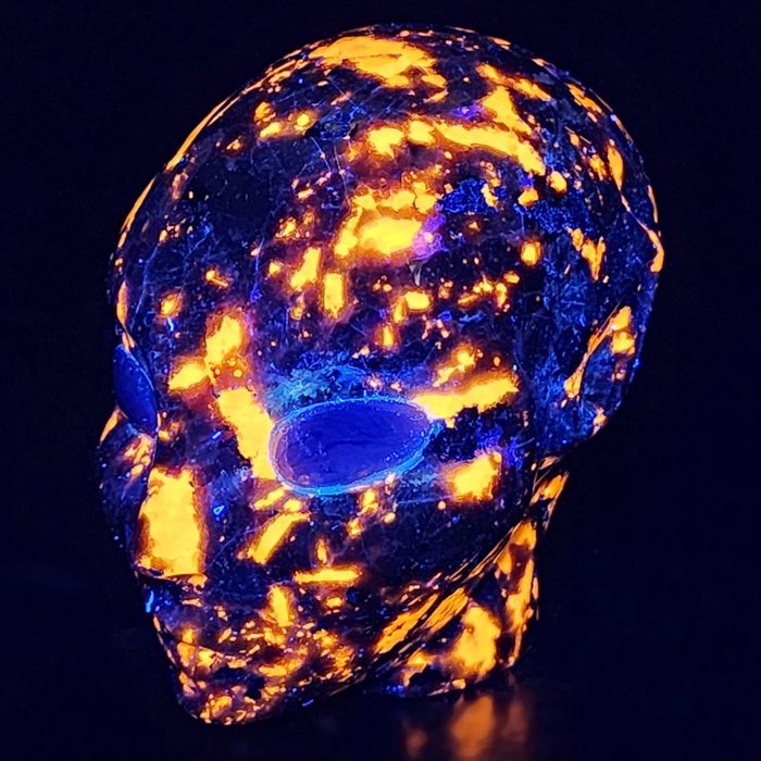 622 克 9.00 x 8.40 公分 Yooperlit 世界稀有紫外線發光宇宙實體岩石火焰石 魔法火骷髏UV螢光奇怪的宇宙存在頭Syenith- 622 g