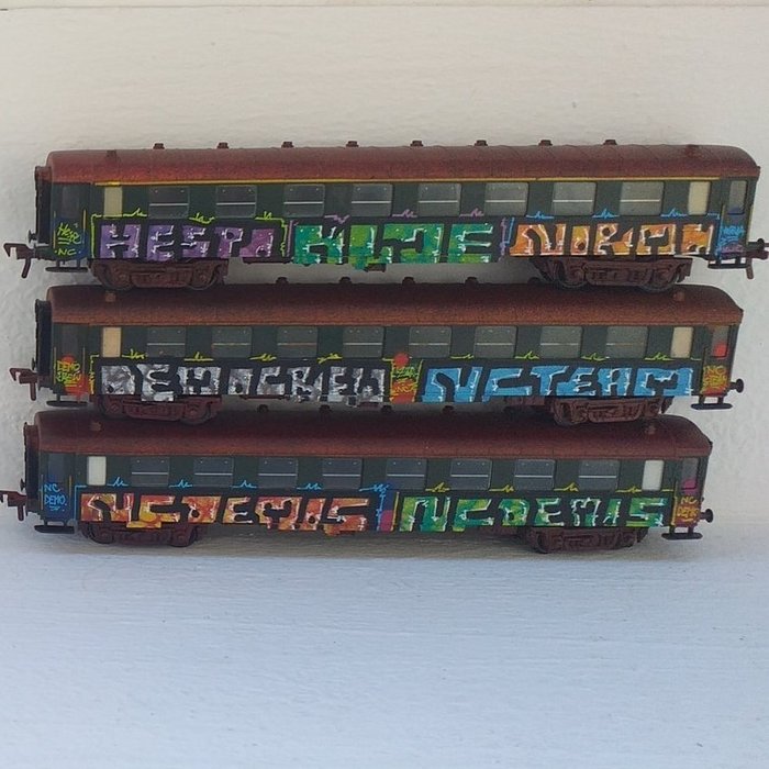 Fleischmann H0 - 1525/1526/1526 - Modellbahnwagen (3) - Mit Miniaturgraffiti bedeckte Waggons, einige Elemente wirken rostig und die Fenster wirken rostig - SNCF