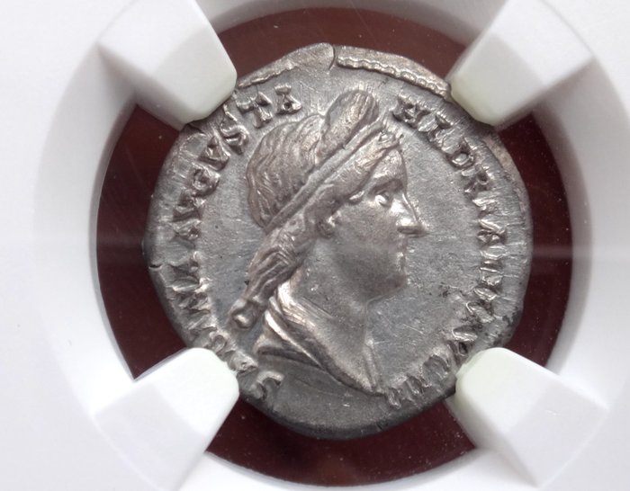 Empire romain. NGC AU 5/5 - 3/5 Sabina, AD 128 (?)-136/7 AR. Denarius Rome mint.