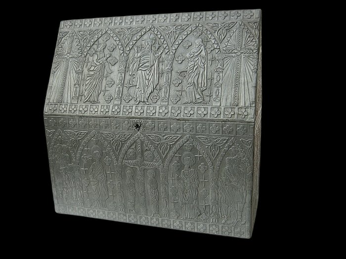 Pierre Anceleu (1902-1995) - Chest - Large reliquary chest in embossed pewter - Tin, Wood