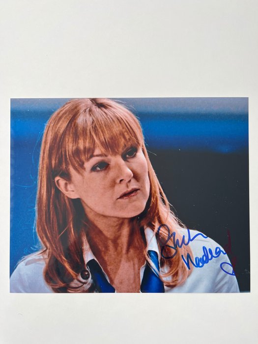 James Bond 007: A Quantum of Solace, Handsigned photo of Sarah Hadland as "Ocean Sky receptionist” with b´bc holographic COA