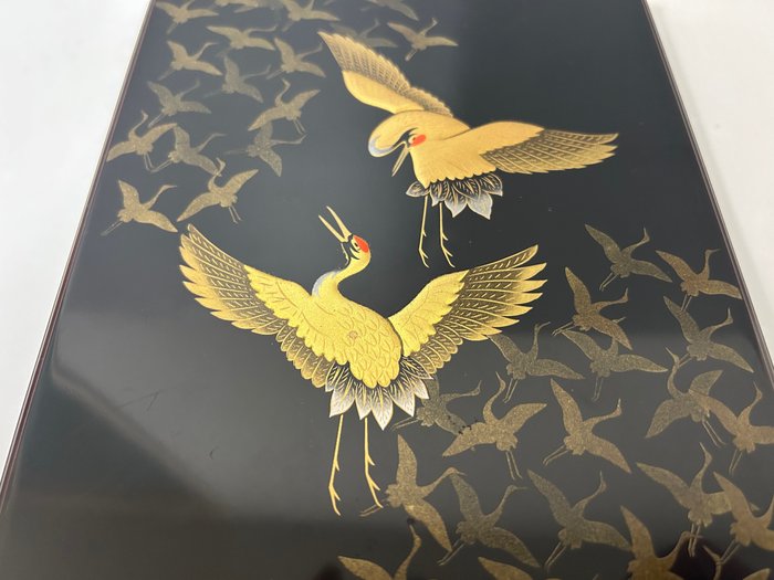 Scatola - Una raffinata cassetta delle lettere progettata con bellissime gru dorate volanti - Oggetti laccati