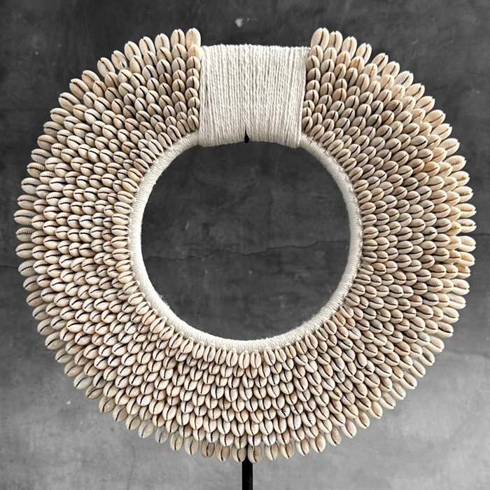 裝飾飾物 (1) - NO RESERVE PRICE - White Colored Tolai Necklace on a custom  stand - 無數納薩貝殼編織在天然纖維上 - 印度尼西亞