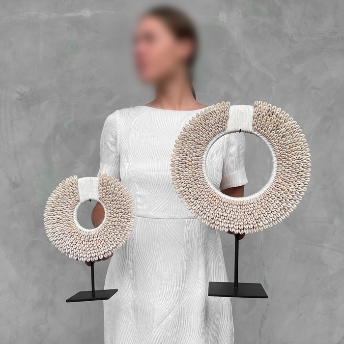 Zierornament (2) - - NO RESERVE PRICE - Pair of white coloured tolai necklaces with custom stand - Unzählige Nassa-Muscheln auf Naturfasern gewebt - Indonesien