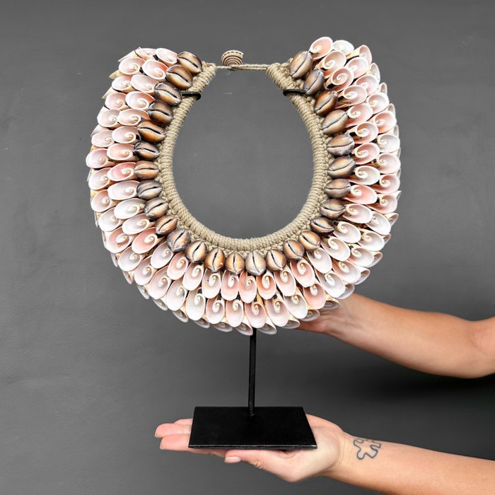 Decoratief ornament (1) - NO RESERVE PRICE - SN6 - Beautiful Decorative Shell Necklace on custom stand - Indonesië