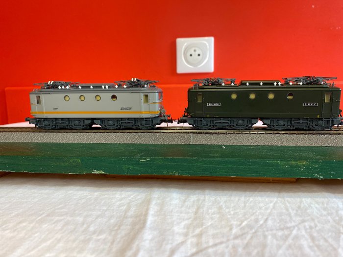 Roco H0 - 63654/63651.1 - Electric locomotive (2) - BB 8156 green livery and BB 8157 concrete livery - SNCF