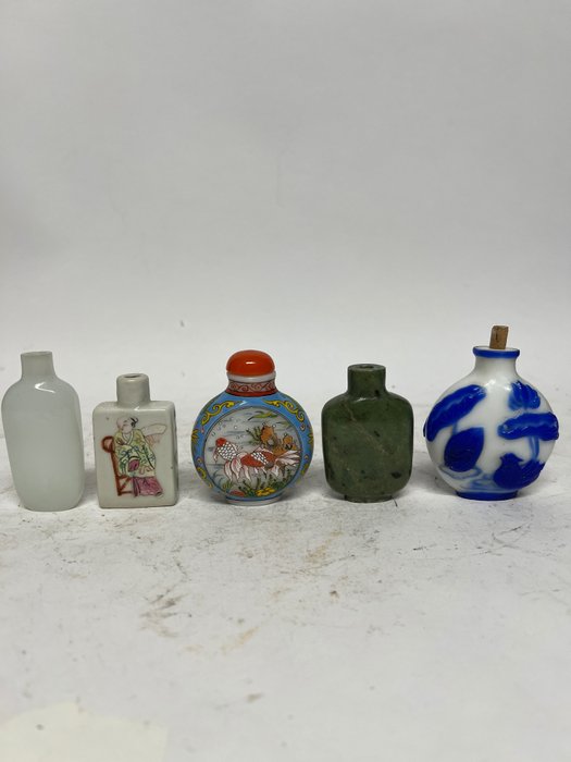 Schnupftabakflaschen - Keramik, Glas - China - Ende des 20./21. Jahrhunderts