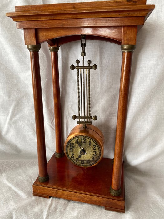 Horloges de table/bureau - Pièce d'horlogerie oscillante mystérieuse, Réveil - Bois, Cuivre - 1910-1920