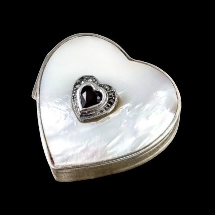 Sterling silver mother-of-pearl heart-shaped pillbox with garnet and marcasites - 藥盒 (1) - .925 銀, 珍珠母, 石榴石、白鐵榴石