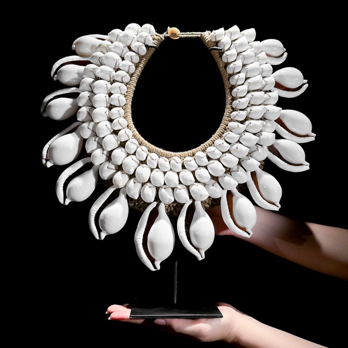 Zierornament (1) - NO RESERVE PRICE - SN1 - Decorative shell necklace on a custom stand - Kauri-Muscheln, weiße Muscheln und Naturfasern - Indonesien