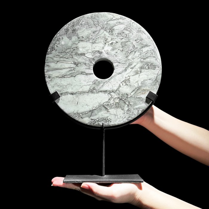 Ornement décoratif (1) - NO RESERVE PRICE - Decorative Grey Marble Disc on a custom stand - Indonésie