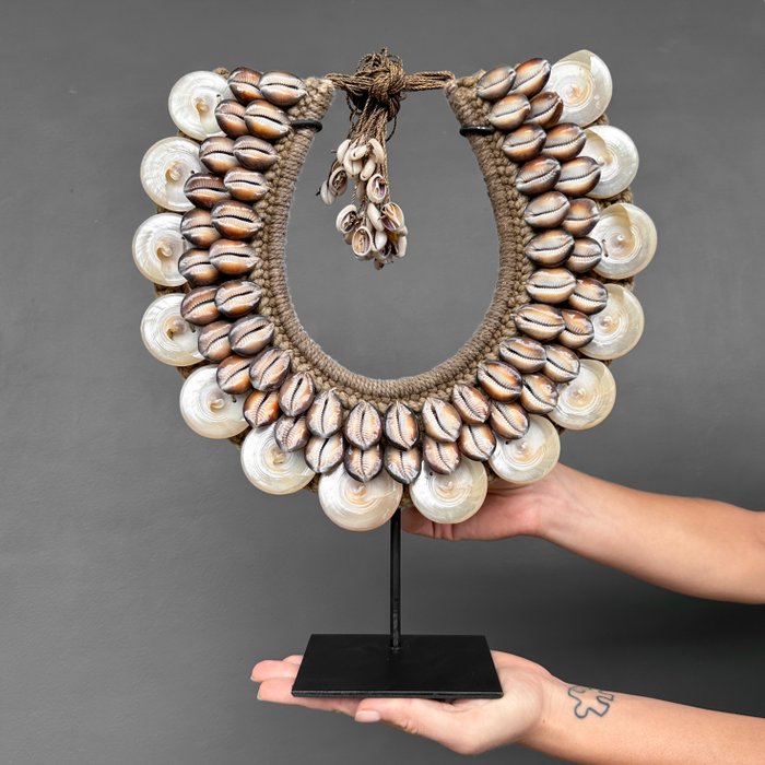 Ornamento decorativo (1) - NO RESERVE PRICE - SN20 - Decorative shell necklace on a custom stand - Conchiglie di perle iridescenti, conchiglie marroni e fibre naturali - Indonesia