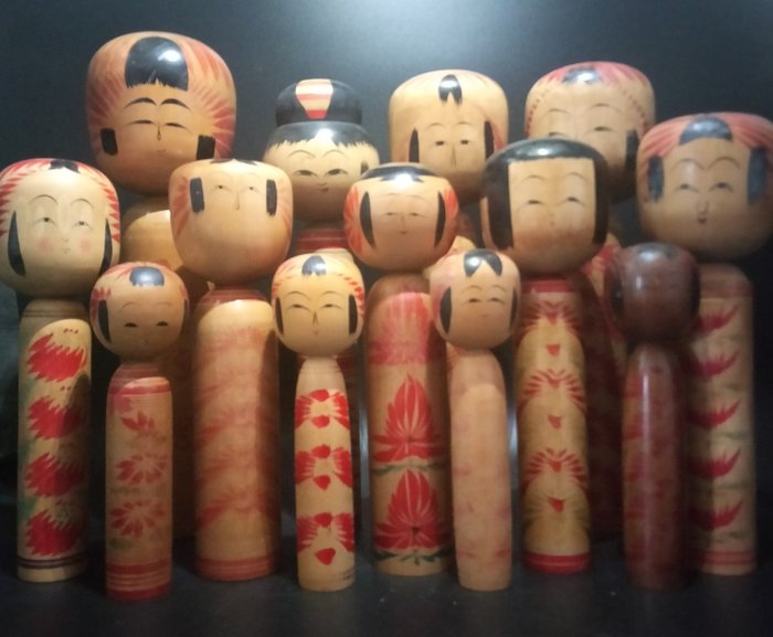 Figurka -  (13) - Trzynaście tradycyjnych kokeshi w różnych stylach i rozmiarach (35 cm - 18 cm)