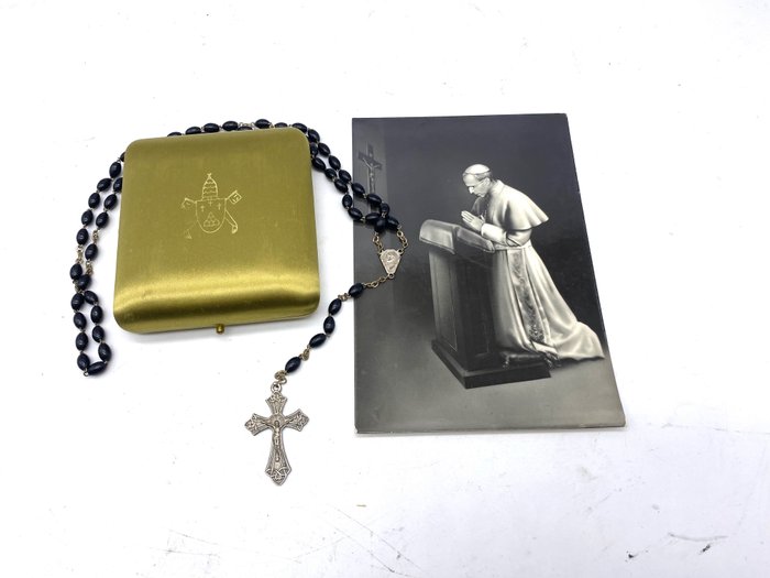 天主教念珠 (1) - 教宗保禄六世在宣布玫瑰经后立即祝福并捐赠了第一版玫瑰经 - 1970-1980
