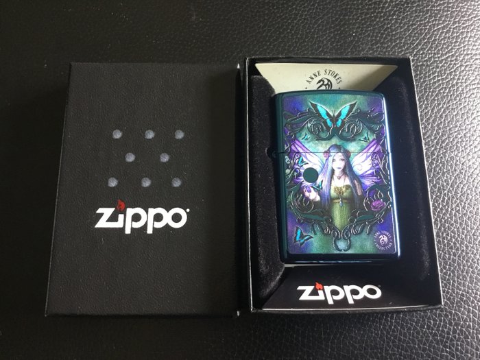 Zippo - Zippo 2023  Anne Stokes collection in hoogglans blauw - Lighter - Brass