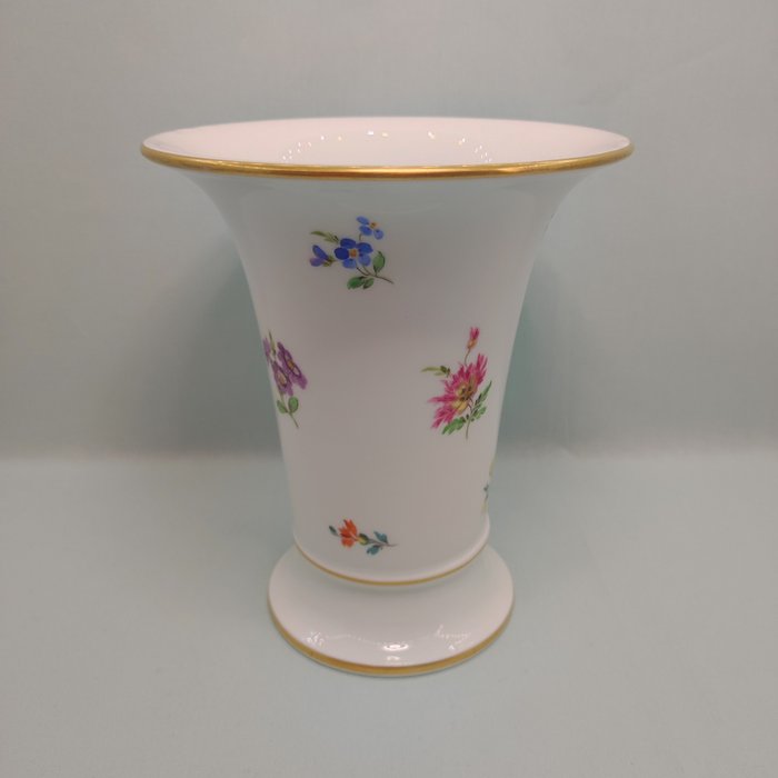 Meissen - Vase -  Middels stor traktvase/trompetvase, høyde 16,4 cm, spredte blomster med gullkant  - Porselen