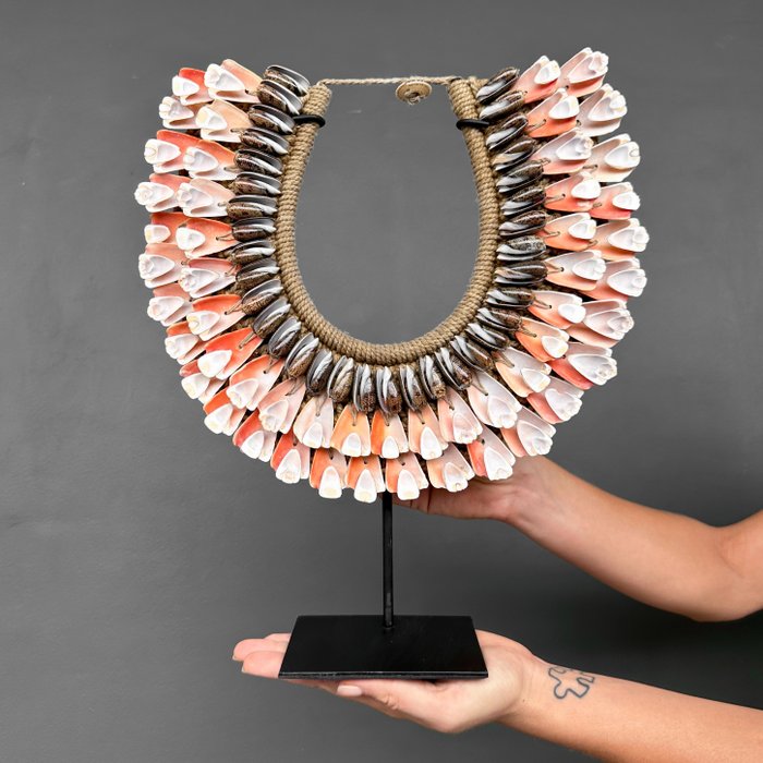 装饰饰品 - NO RESERVE PRICE - SN14 - Decorative Shell Necklace with a custom stand - 将玫瑰粉色和小棕色贝壳剪裁编织到天然纤维上 - 印度尼西亚