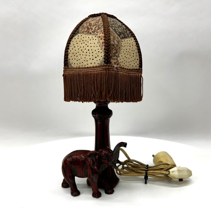 Lampada - Lampada in zama verniciata a freddo a forma di elefante.