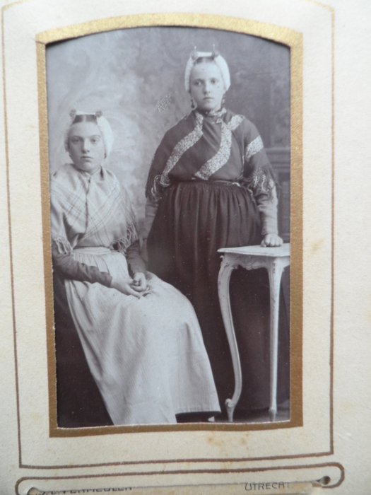 Fotoalbum - met zogenaamde kabinetfoto's / portretten van personen uit Scheveningen en omgeving en Zeeland - 1870-1900