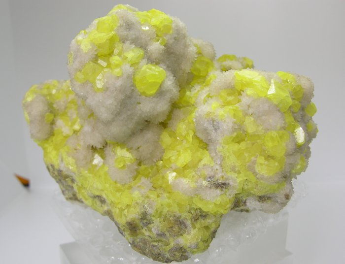 Schwefel Kristall auf Muttergestein - Höhe: 15.5 cm - Breite: 12 cm- 1.5 kg - (1)