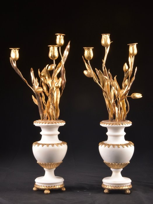 烛台 非常漂亮的路易十六卡拉拉大理石大烛台，形状为大花瓶，上面有鲜花 (2) - 大理石, 黄铜色