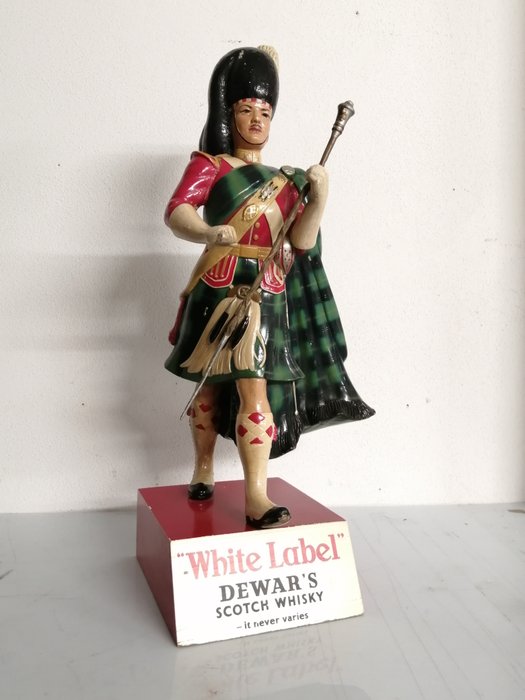 Statuetta - Dewar's "White Label" - Scozia 1970s - Cartapesta