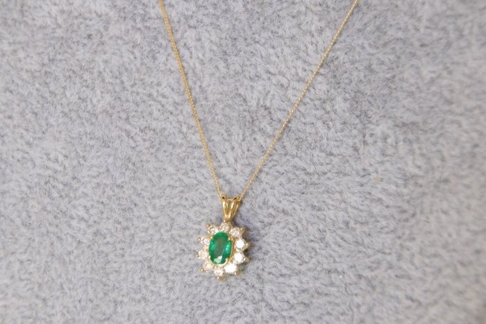 Halskette mit Anhänger - 18 kt Gelbgold, 0,50 ct Diamant  (Natürlich) - Smaragd 